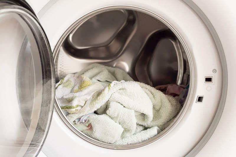 Werfen Sie die feuchten Tücher in die Waschmaschine