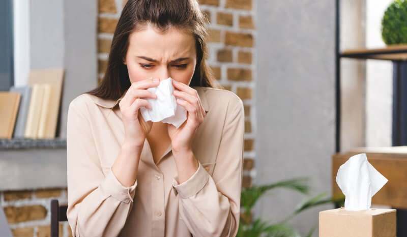 Schnupfen tritt auch bei allergischem Augenfieber auf. 