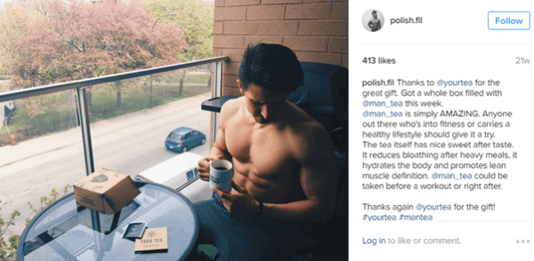 Der Mikro-Influencer Filip Tomaszewski posiert mit Man Tea und teilt die Vorteile mit seinen Instagram-Followern.