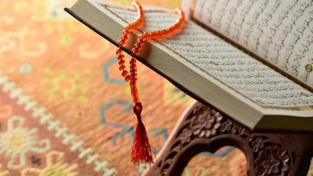 Können menstruierende und postpartale Frauen den Koran berühren?