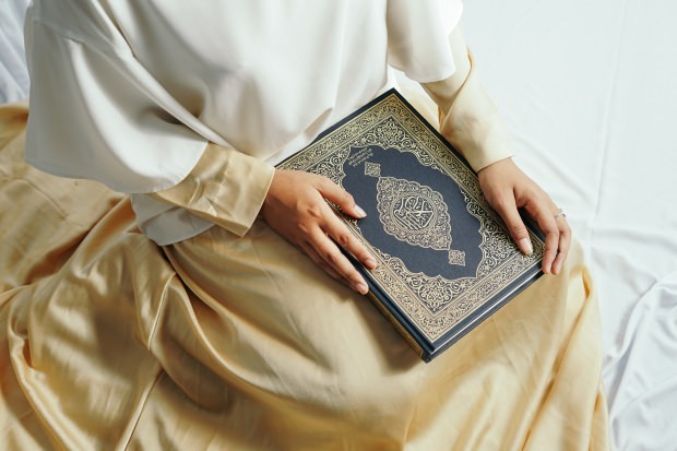 Was ist die Belohnung für das Lesen von Surah Kehf am Freitag? Die Aussprache und die Tugenden von Surat al-Kahf auf Arabisch!