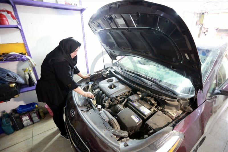 Zwei Universitätsabsolventen Um Rıza wird Bagdads erste weibliche Automechanikerin
