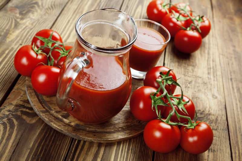 Lebensmittel wie Sellerie und Karotten erhöhen die Vorteile von Tomatensaft.