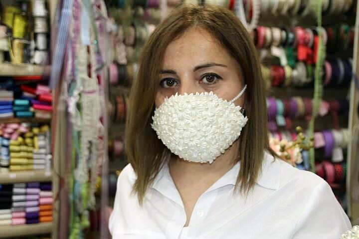 Wie macht man eine Brautmaske zu Hause? Guipure- und Perlenverarbeitung zur Maske