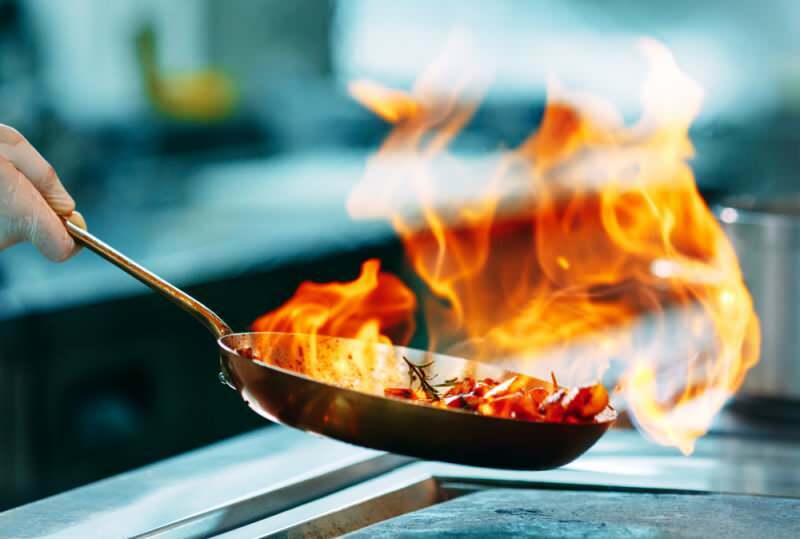 Wie Öl entfernen und Flecken auf Geschirr verbrennen? Einfachste Entfernung von Öl und Brandflecken