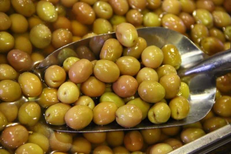 Anstelle von gesalzenen grünen Oliven sollten weniger salzige grüne Oliven konsumiert werden