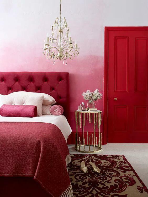 Rote und rosafarbene Schlafzimmerdekoration