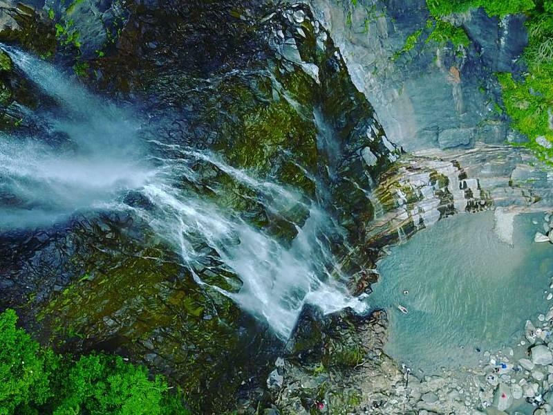 Rahmen vom Mençuna-Wasserfall