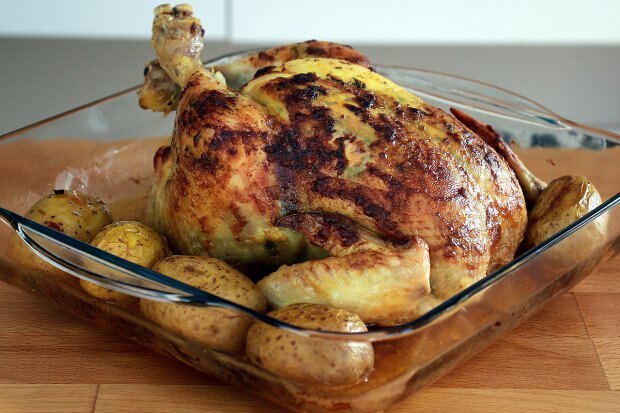 Wie man ganzes Huhn kocht, was sind die Tricks? Ganzes Hühnchenrezept im leckeren Ofen