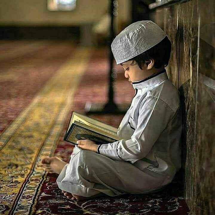 Junge, der den Koran liest