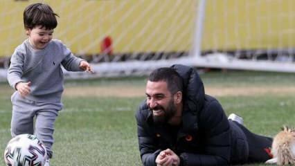 Überraschungsgast im Galatasaray Training! Arda Turan mit seinem Sohn Hamza Arda Turan ...