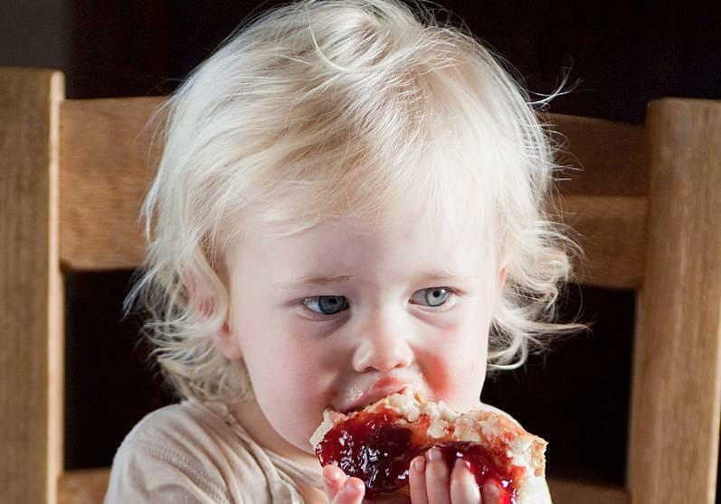 Baby isst Marmelade