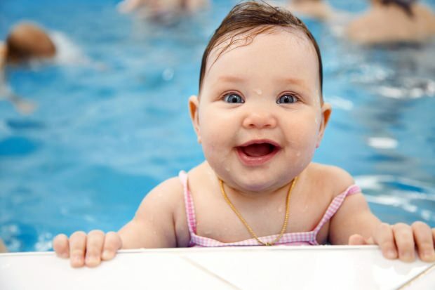 Wann können Babys schwimmen?